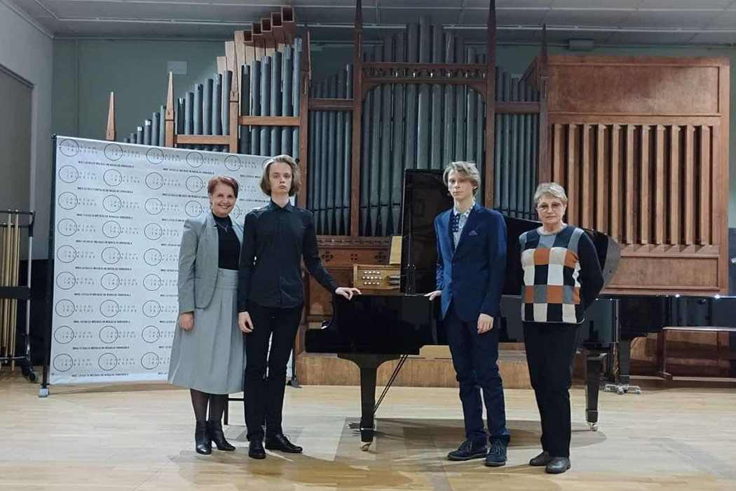 Latvijas mūzikas vidusskolu audzēkņu Pianistu festivāla dalībnieki