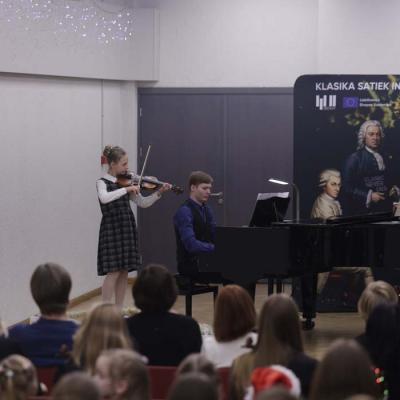 Stīgu instrumentu nodaļas koncerts Ziemassvētku Gaidās